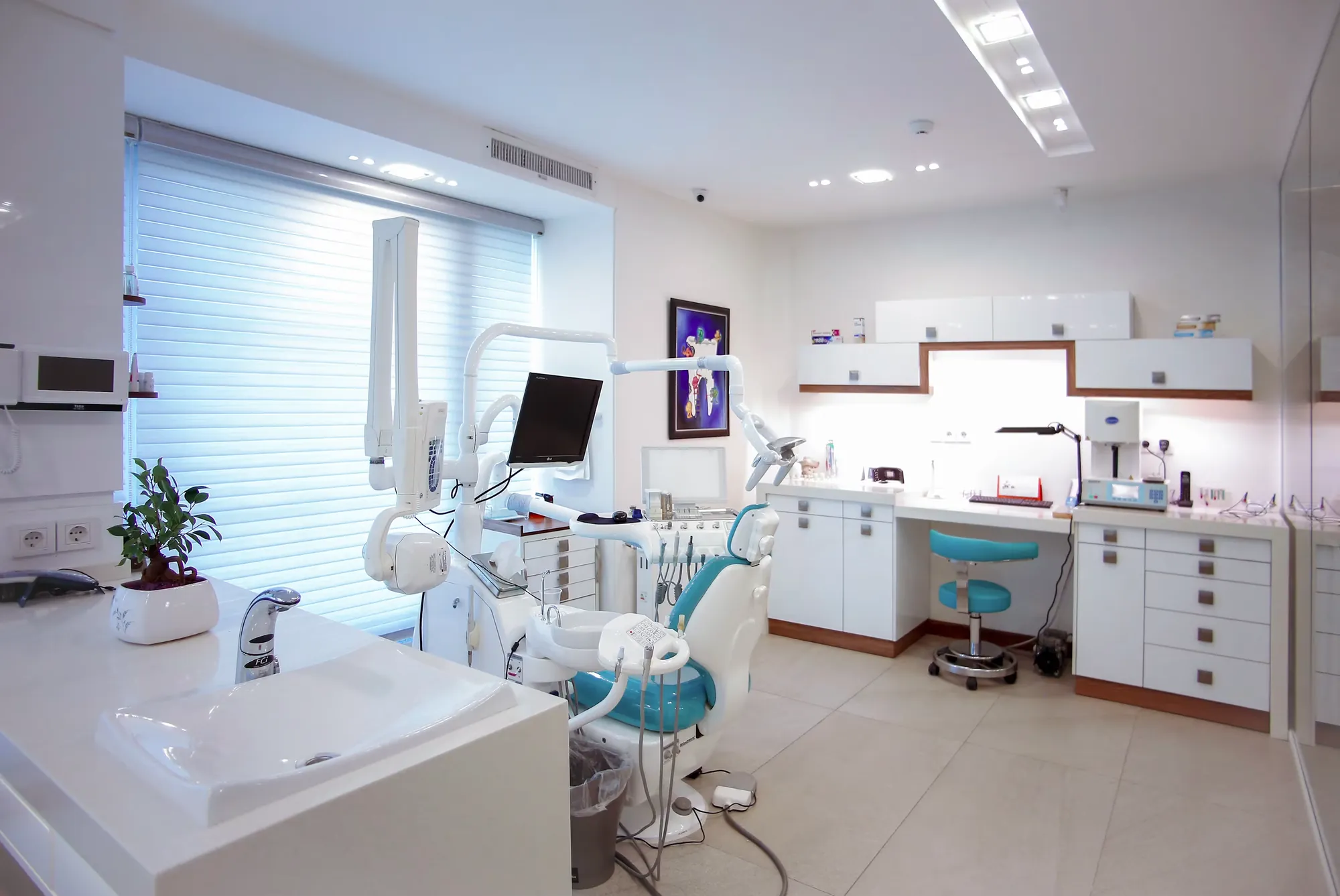 Interior de la clínica dental Aurora, moderna y luminosa