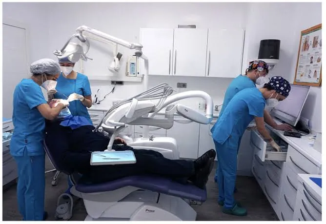 Equipo de la clínica trabajando con un paciente